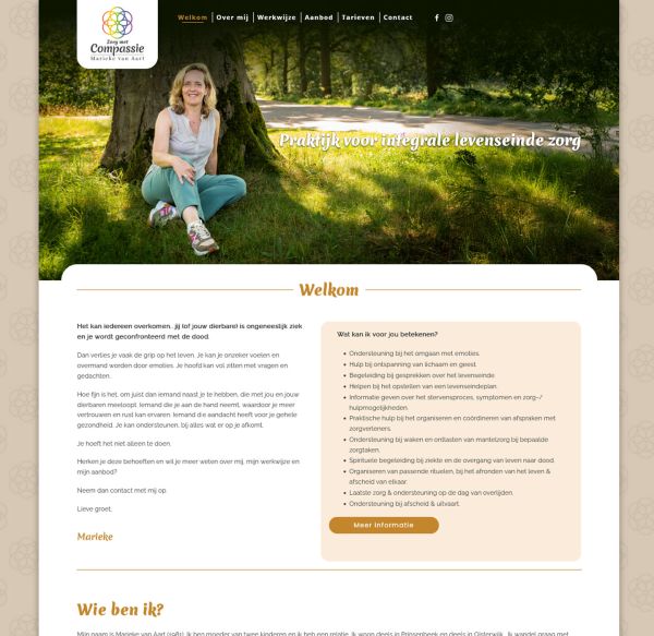 screenshot van de website van Marieke van Aart met een foto in de header waarbij zij in het gras onder een boom zit.